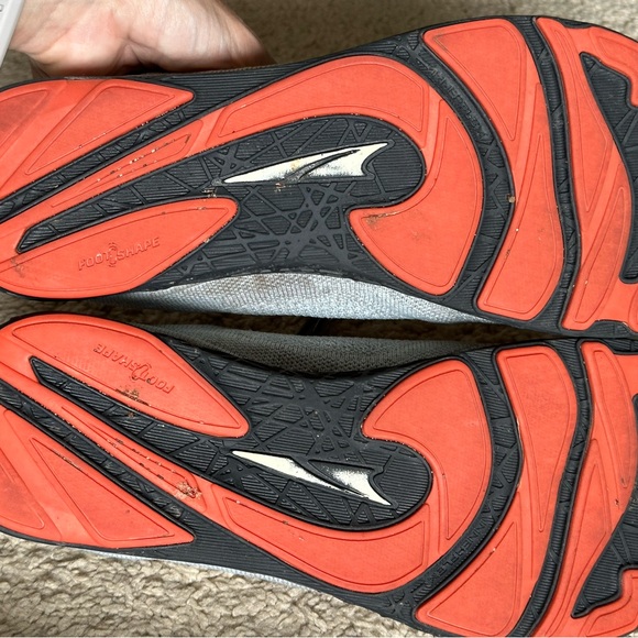 Altra Escalante 2.0 women’s size 10.5 mens size 9 running shoes. - Picture 3 of 5